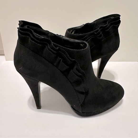 Impo Black heeled Priscilla ruffled booties size 9 M - Picture 1 of 10